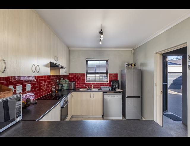 2 BEDROOM TOWNHOUSE FOR SALE IN BRACKENFELL SOUTH